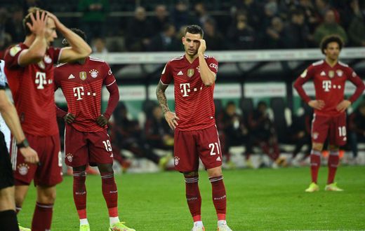 France defender Lucas Hernandez (C) and his Bayern Munich team-mates look shell-shocked after losing at Moenchengladbach on Wednesday