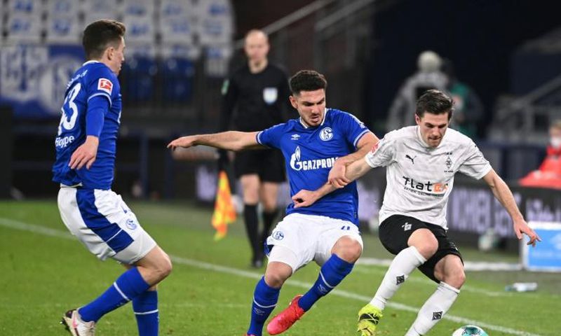 Moenchengladbach midfielder Jonas Hofmann (R) has tested positive for Covid-19, the German FA confirmed Thursday