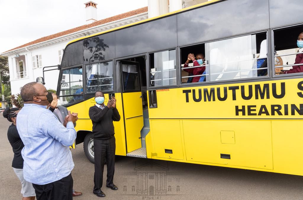 President Uhuru Kenyatta on Friday at State House, Nairobi donated ten buses to various secondary schools and community groups from across the country