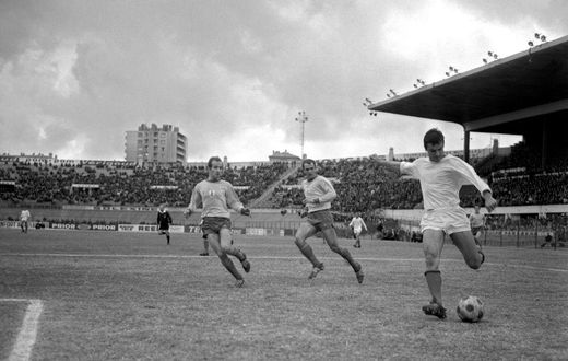 Josip Skoblar (R) shoots during his record French League season of 1970/71