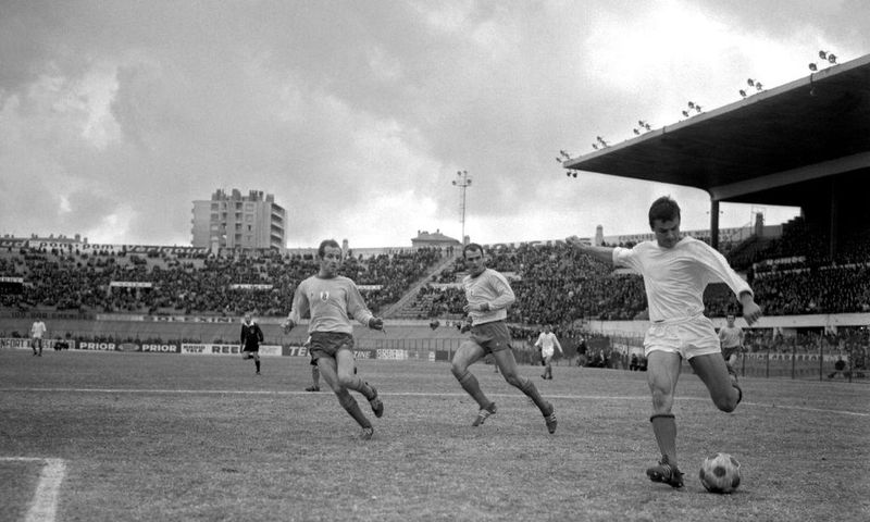 Josip Skoblar (R) shoots during his record French League season of 1970/71