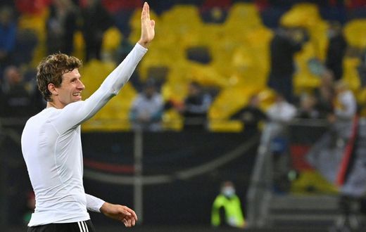 Late show star: Thomas Mueller acknowledges the fans