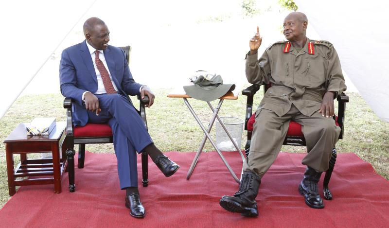 Deputy President William Ruto with Ugandan President Yoweri Museveni