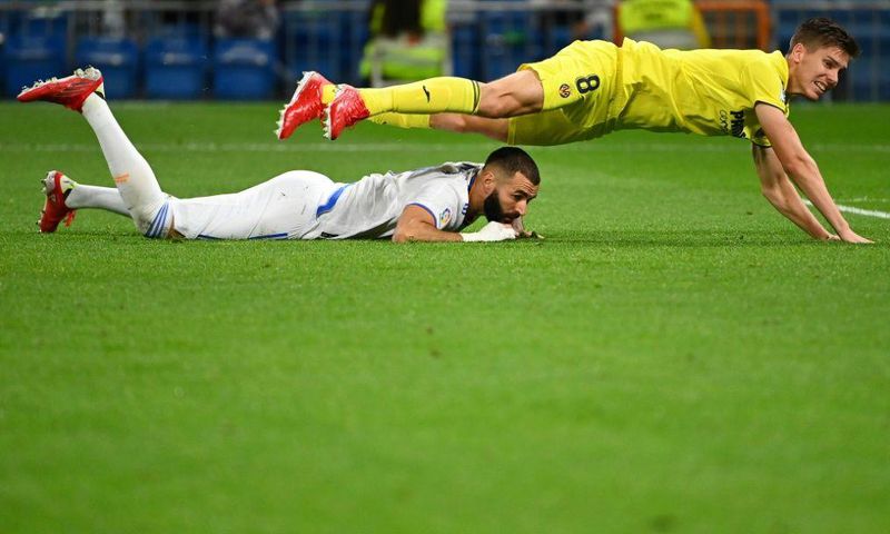 Villarreal defender Juan Foyth and Real Madrid's Karim Benzema battle for the ball during Saturday's game in La Liga.