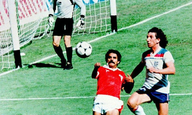 Paul Mariner, right, challenging Kuwaiti defender Abdullah Mayuf, for England at 1982 World Cup, has died at 68