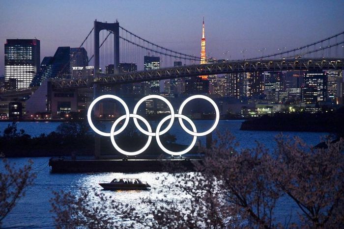 TOKYO, JAPAN - MARCH 25: A boat sails past the Tokyo 2020 Olympic Rings on March 25, 2020 in Tokyo, Japan.  (Photo by Carl Court/Getty Images)