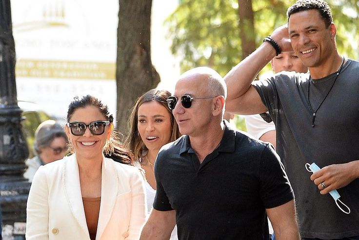 Amazon tycoon Jeff Bezos and his girlfriend Lauren Sanchez were pictured putting on a very public display of affection on a busy New York City street on Friday.