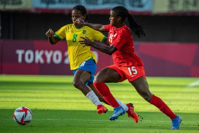 Brazil midfielder Formiga (L) will retire from international football at the age of 43