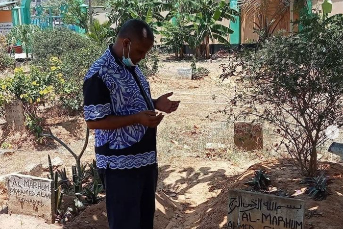 The late Badi Muhsin during his final days when he visited the grave of the late KTN presenter Ahmed Darwesh