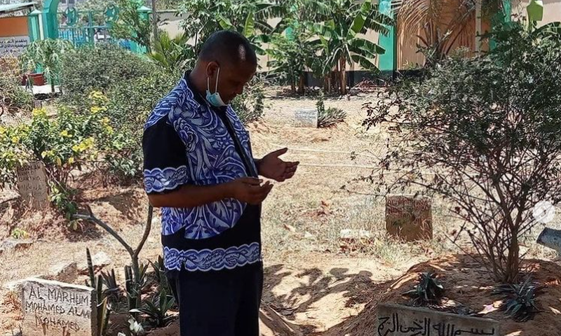 The late Badi Muhsin during his final days when he visited the grave of the late KTN presenter Ahmed Darwesh