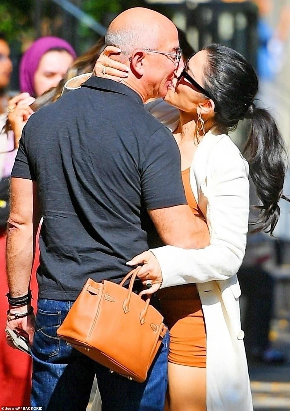 No need to re-Kindle this romance! Bezos, 57, and Sanchez, 51, appeared oblivious to the crowds of people around them as they locked lips.
