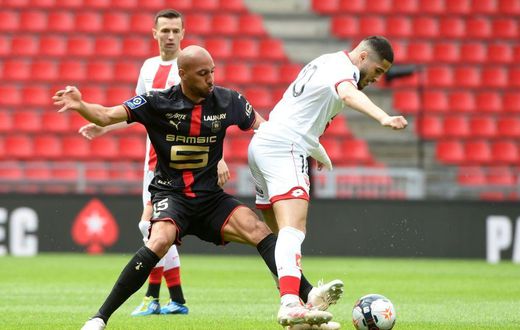 Steven Nzonzi (L) most recently played on loan for Rennes before his move to Qatar