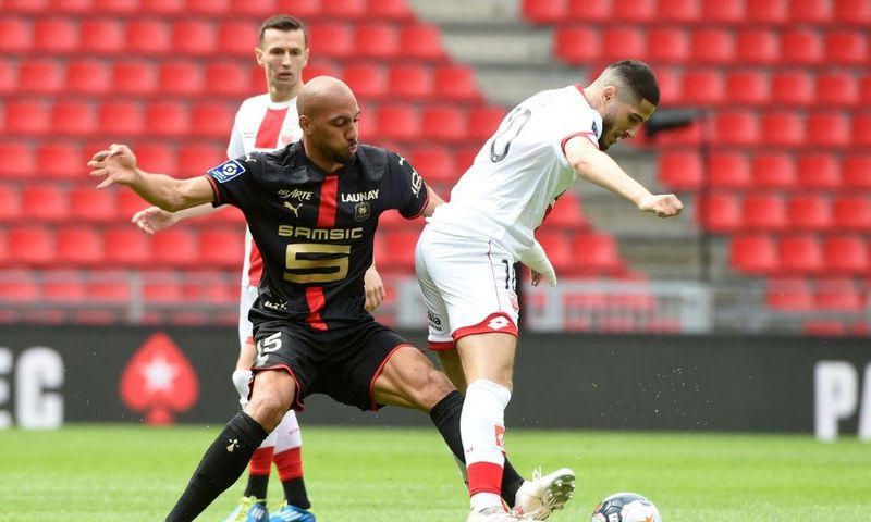 Steven Nzonzi (L) most recently played on loan for Rennes before his move to Qatar