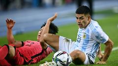 Argentina's Carlos Valenzuela (R) competes for the ball with South Korea's Um Won-sang (L) during their friendly football match in Yongin, South Korea