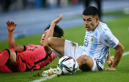 Argentina's Carlos Valenzuela (R) competes for the ball with South Korea's Um Won-sang (L) during their friendly football match in Yongin, South Korea