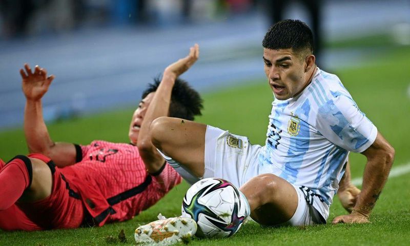Argentina's Carlos Valenzuela (R) competes for the ball with South Korea's Um Won-sang (L) during their friendly football match in Yongin, South Korea