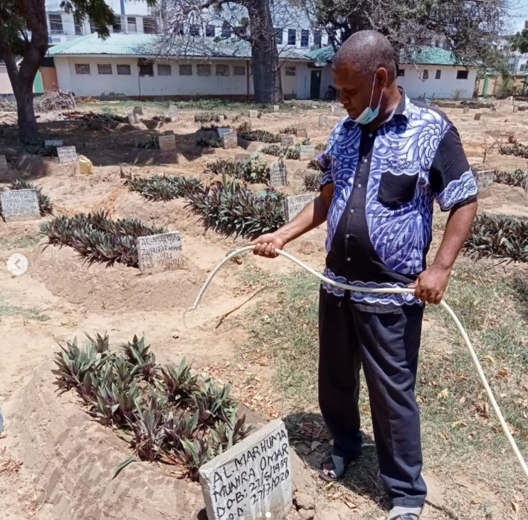 The late KBC Swahili anchor Badi Muhsin when he said prayers at the late Ahmed Darwesh's grave