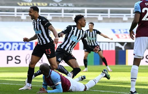 Newcastle celebrate their late winner against West Ham