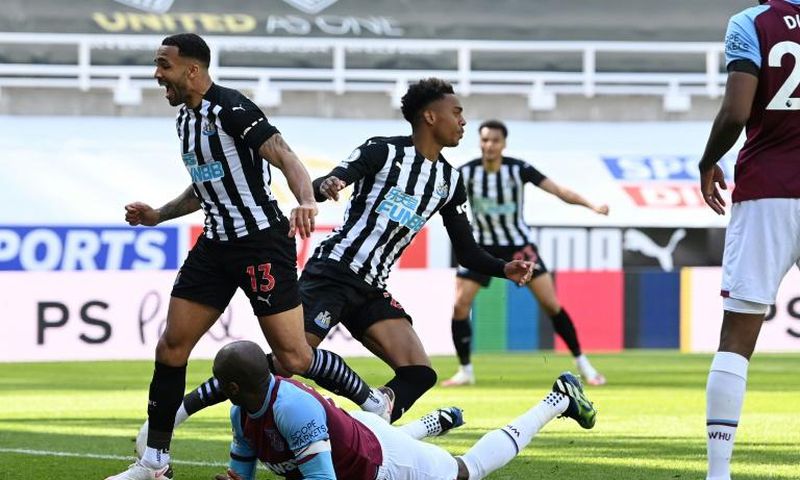Newcastle celebrate their late winner against West Ham