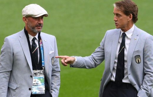 Roberto Mancini (R) alongside Gianluca Vialli before Italy's last-16 win over Austria at Wembley