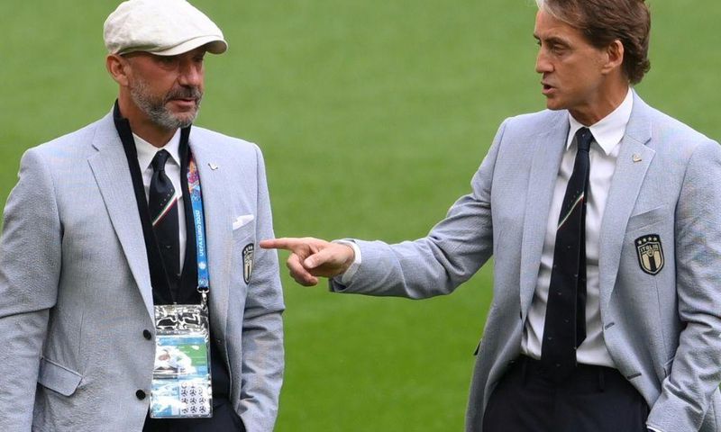 Roberto Mancini (R) alongside Gianluca Vialli before Italy's last-16 win over Austria at Wembley