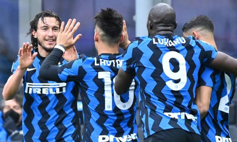 Inter Milan defender Matteo Darmian (L) celebrates his winner against Cagliari