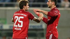 Thomas Mueller (L) celebrates after scoring Bayern Munich's opening goal at Fuerth on Friday