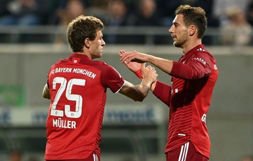 Thomas Mueller (L) celebrates after scoring Bayern Munich's opening goal at Fuerth on Friday