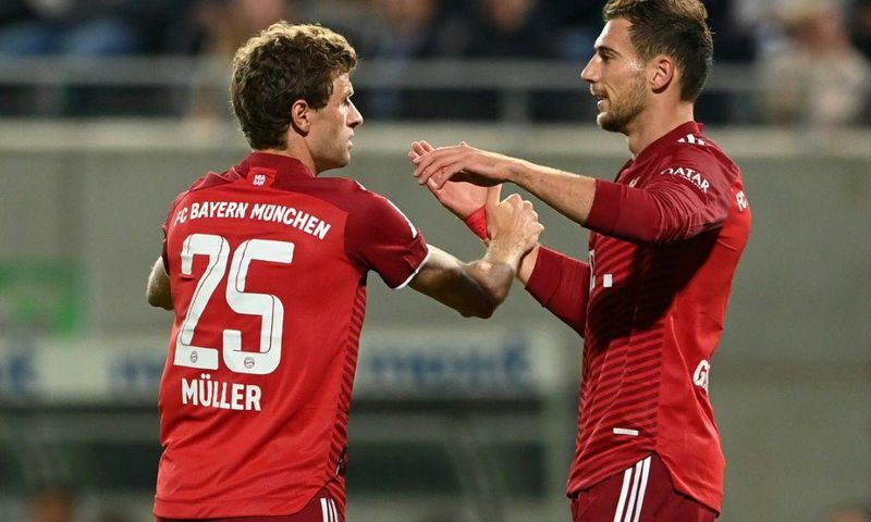 Thomas Mueller (L) celebrates after scoring Bayern Munich's opening goal at Fuerth on Friday