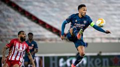 Arsenal forward Pierre-Emerick Aubameyang (R)