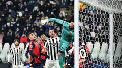 Juan Cuadrado scored straight from a corner as Juventus beat Genoa