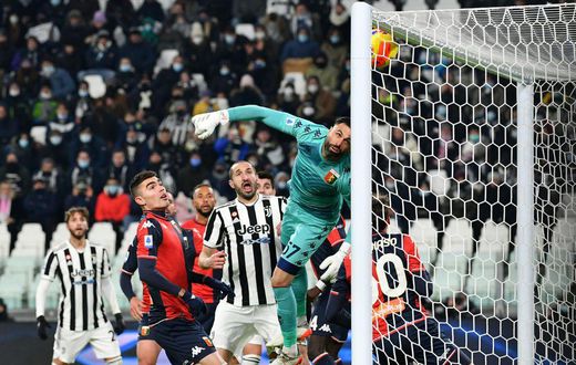 Juan Cuadrado scored straight from a corner as Juventus beat Genoa