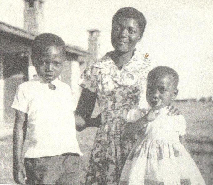 An old picture of Kezia Obama with her kids Auma and Malik