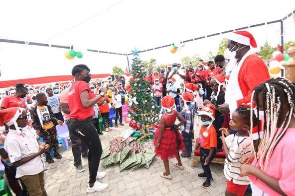 Raila dresses as santa to spread christmas cheer amongst kids