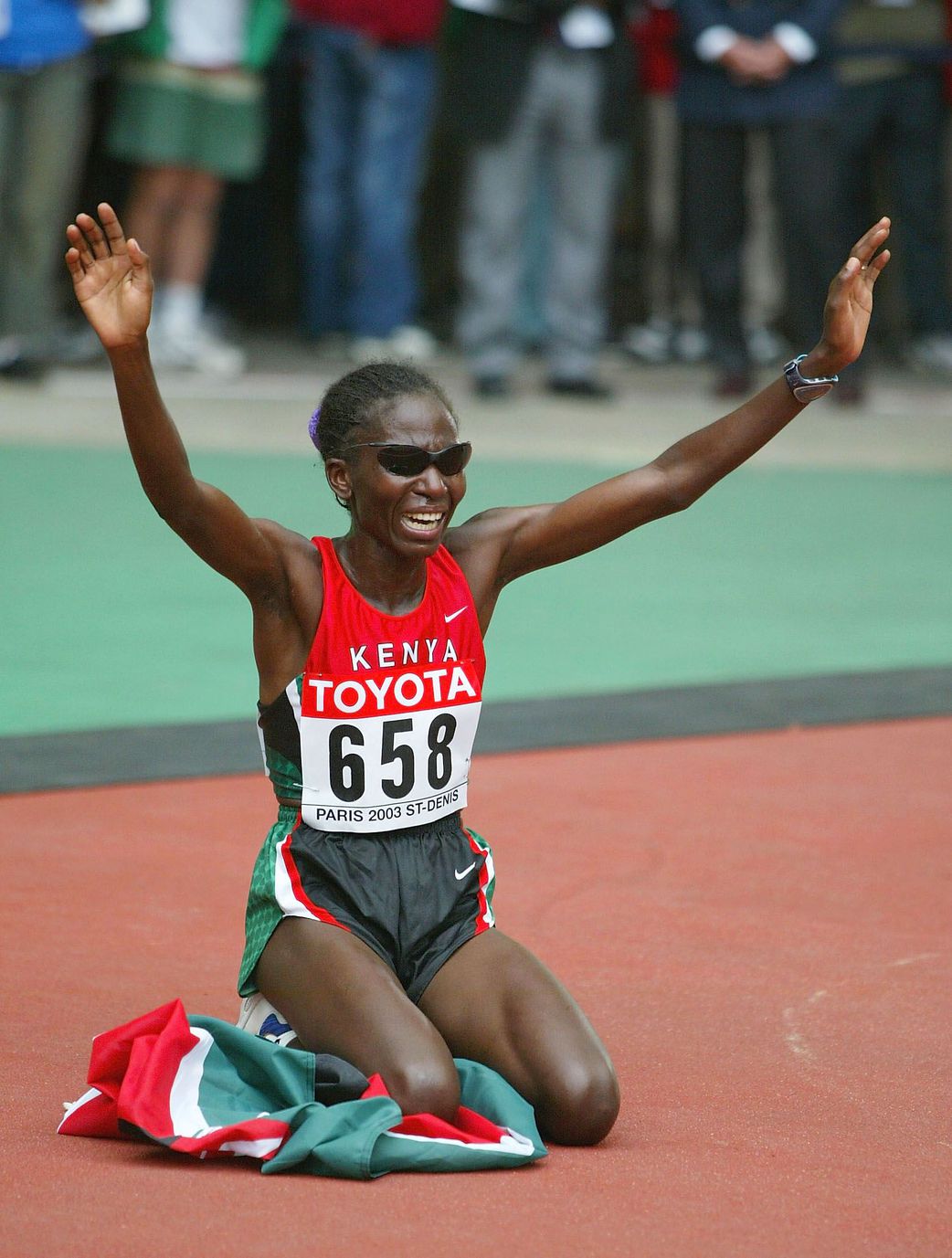 Catherine Ndereba wins the 2003 world title (© Getty Images)