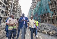 Watch moment woman caused Ruto to lose balance after dragging him into crowd