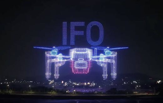 UVify coordinated 5,293 IFO drones simultaneously to set a new Guinness World Record, creating intricate patterns and vibrant visuals above a crowd to demonstrate advanced programming and drone control technology