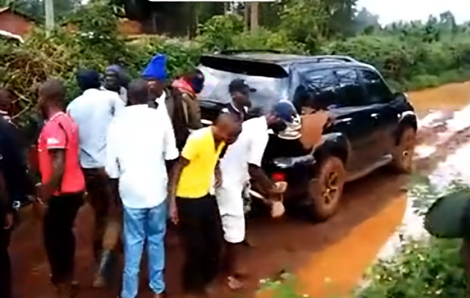 Sirende MCA forced to walk on muddy road by angry youth