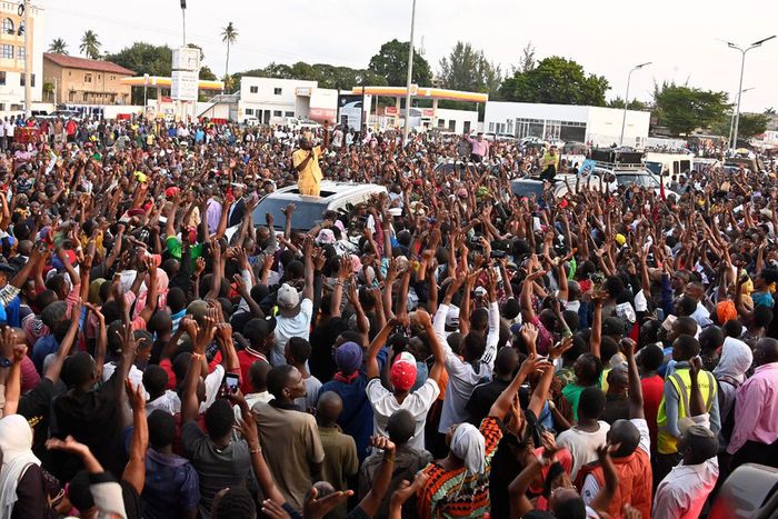 President William Ruto was met with a thunderous reception upon his arrival in Mombasa for a development tour on Thursday.