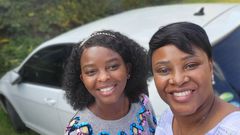Kanze Dena and her younger sister (Instagram)