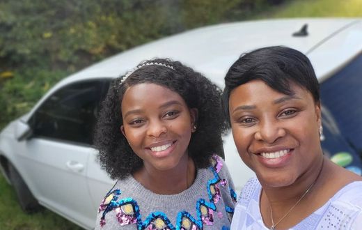 Kanze Dena and her younger sister (Instagram)