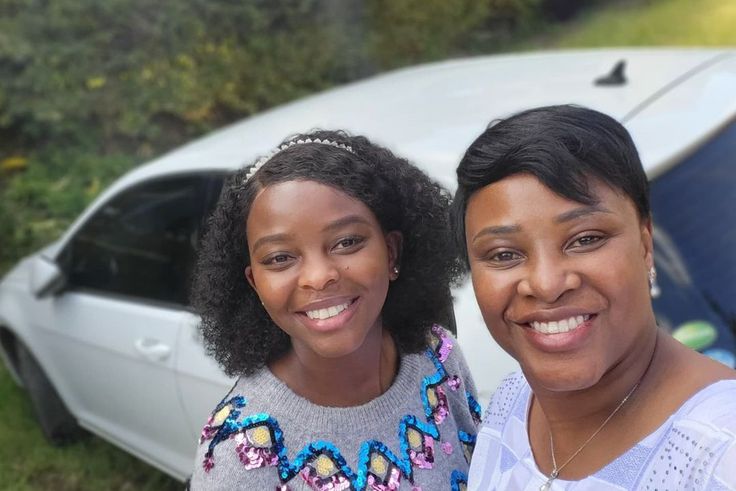 Kanze Dena and her younger sister (Instagram)