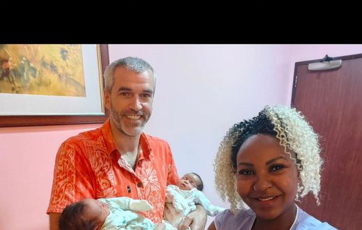 Carolina Carlz & hubby welcome birth of twins
