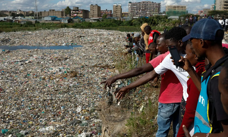 1444x920 correction-a-man-points-towards-a-body-while-standing-with-others-on-the-edge-of-a-dumpsite-where-six-bodies-were-found-at-the-landfill-in-mukuru-slum-nairobi-on-july-12-2024-kenyan-police-have-annou