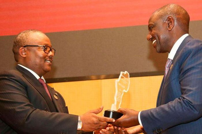 President William Ruto receiving the ALMA Joyce Kafanabo Award, honouring Scorecard Excellence and Innovation in the fight against Malaria, on behalf of the Republic of Kenya in Addis Ababa, Ethiopia on February 18, 2023 (Courtesy: PPS)