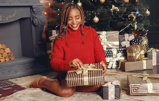 Woman opening a Christmas present [Credit: Gustavo Fring]