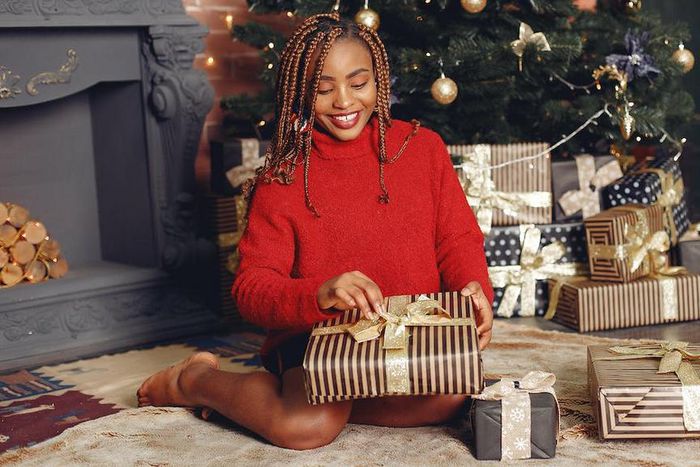 Woman opening a Christmas present [Credit: Gustavo Fring]