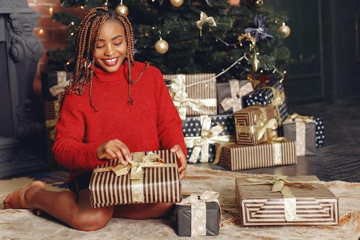 Woman opening a Christmas present [Credit: Gustavo Fring]