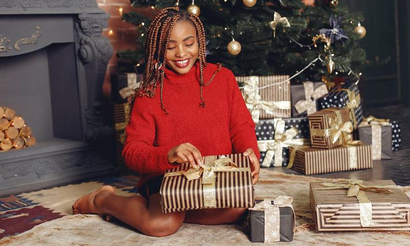Woman opening a Christmas present [Credit: Gustavo Fring]