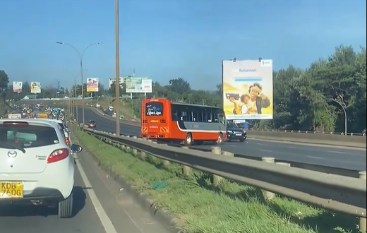 A super metro bus captured violating traffic rules along Thika Superhighway